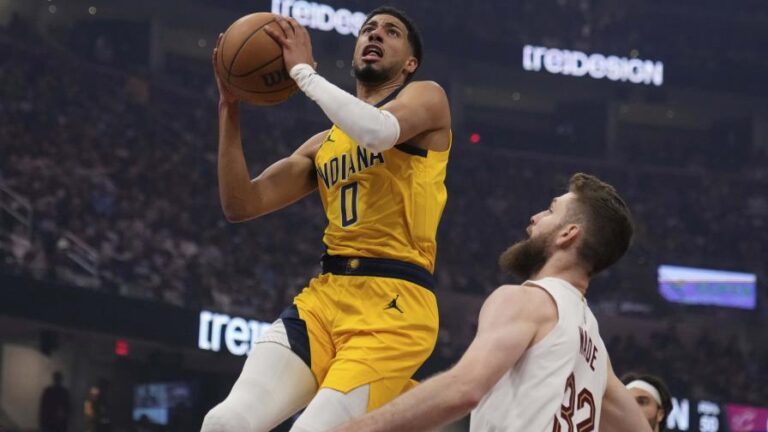 Haliburton lidera remontada y Pacers sorprenden 121-112 a Cavs en juego 1 de semifinales del Este