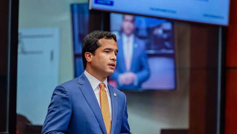 Omar Fernández propone prohibir de por vida nombramientos en el Estado a traficantes de migrantes