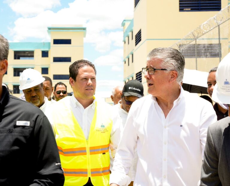 Ministro Bonilla supervisa avances en construcción del Centro Correccional de Las Parras