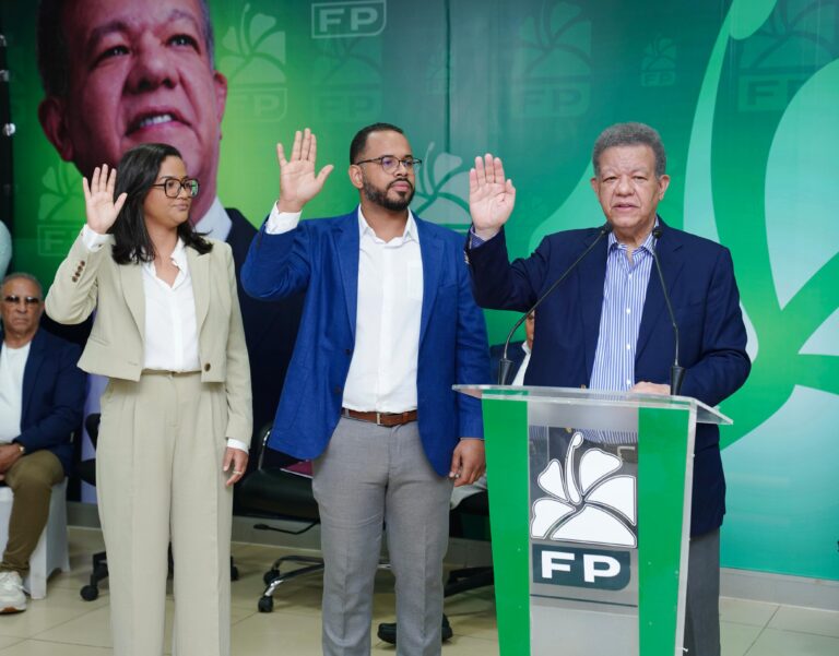 Leonel juramenta a Christian Steffano en la FP junto a otros dirigentes de La Vega