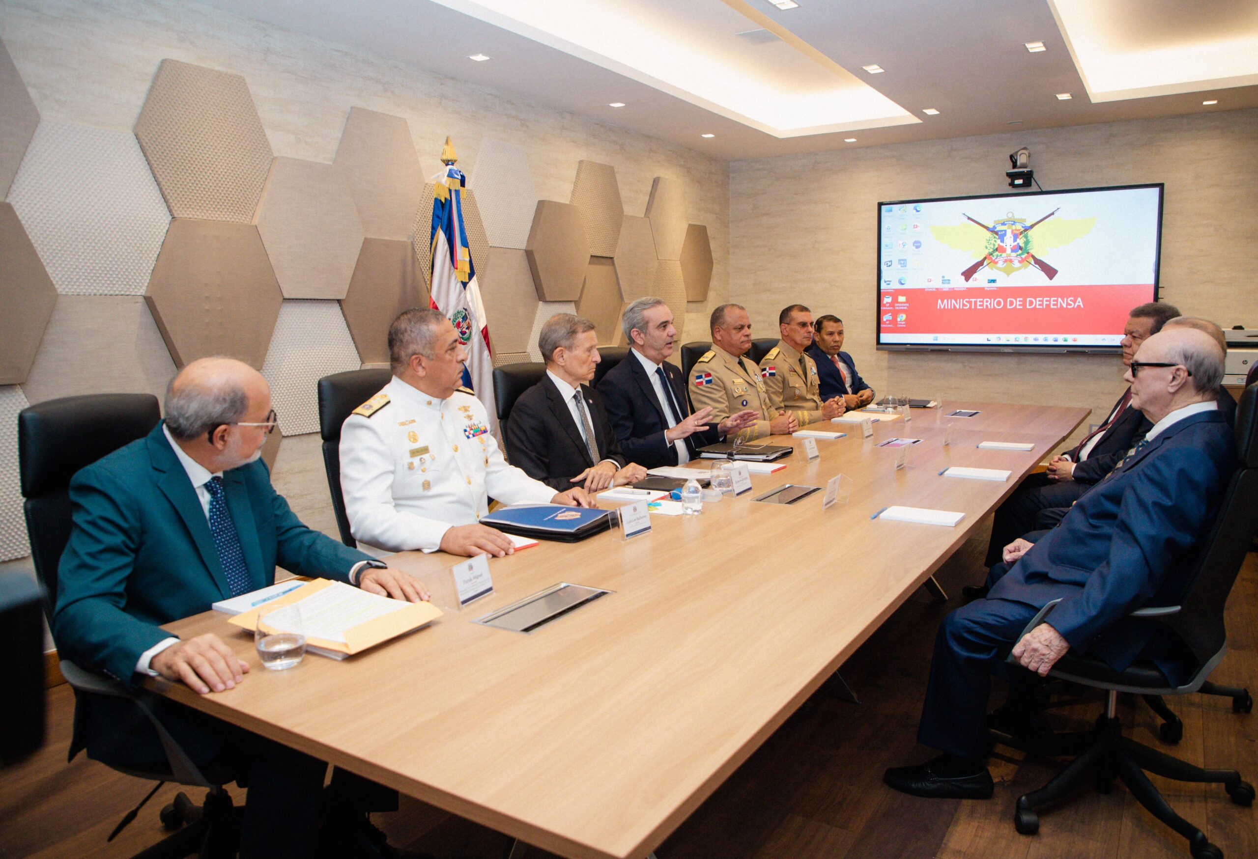 Expresidentes escuchan explicaciones de Abinader y funcionarios sobre crisis haitiana e implicaciones en RD