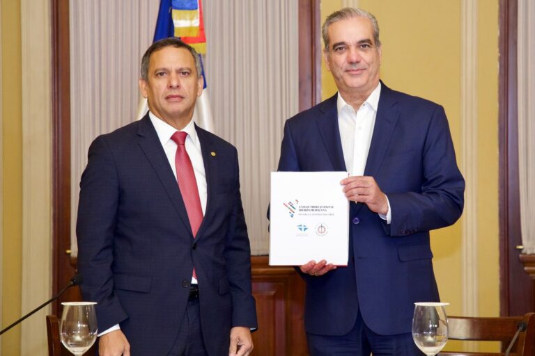 Presidente Abinader recibe la Declaración de Santo Domingo tras culminar la XXII Cumbre Judicial Iberoamericana