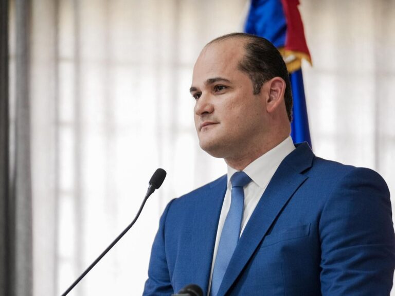 Adolfo Pérez plantea necesidad de equilibrio entre acceso a medicamentos y propiedad intelectual