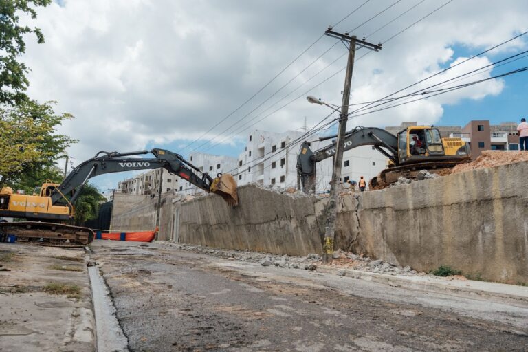 MIVED interviene muro en riesgo de colapso en Colinas del Arroyo II
