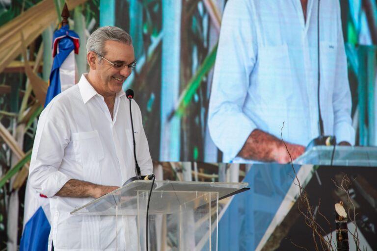 Presidente Abinader reconoce a varios colonos y reitera su compromiso de modernización y consolidación del sector cañero