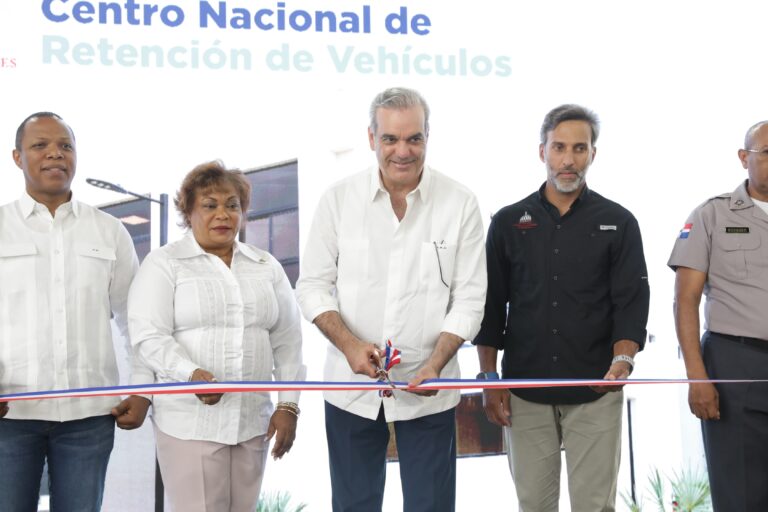 Presidente Abinader inaugura moderno Centro Nacional de Retención de Vehículos en Santo Domingo Oeste