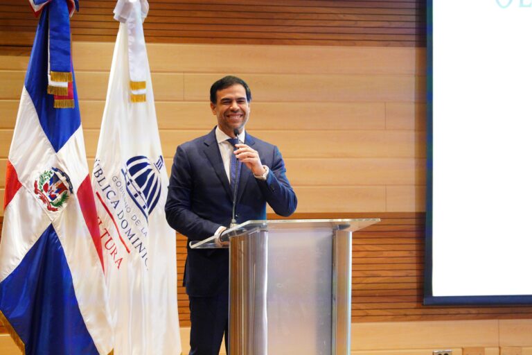 Roberto Ángel expone en Santiago el alcance de “El Poder de las Buenas Palabras”