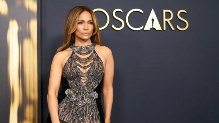 Demandan a Jennifer López por derechos de autor tras publicar las fotos que le tomó un paparazzi