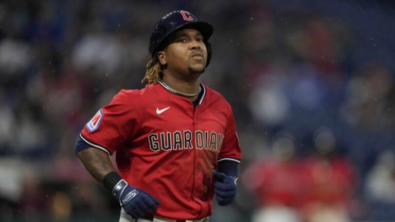 José Ramírez conecta 3 hits para ayudar a los Guardianes a acercarse al puesto de comodín