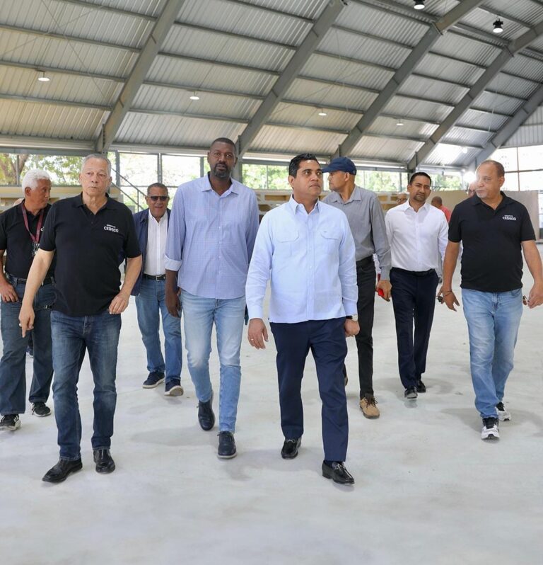 Ministro Kelvin Cruz supervisa trabajos del Centro Deportivo y Cultural Ozama