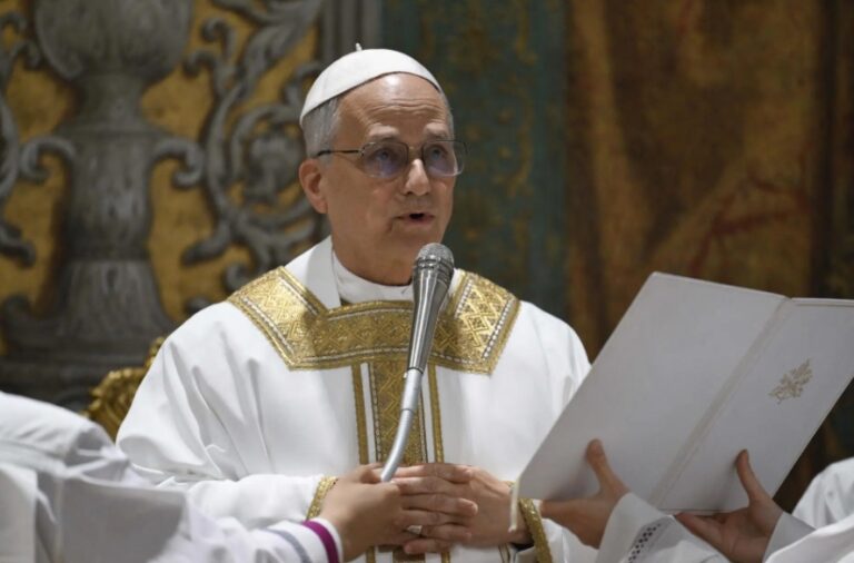 León XIV oficia su primera misa como Papa; denuncia el declive de la fe en favor del «dinero», el «poder o el placer»