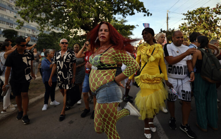 La comunidad LGBTI pro Gobierno desfila en Cuba contra la homofobia