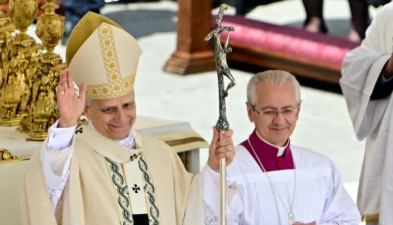 León XIV emprende su pontificado con un llamamiento a la paz en el mundo y a la unidad