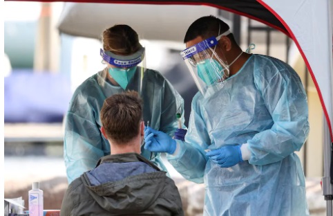 Detectan nueva variante de COVID-19 en EEUU: cuáles son sus síntomas y qué tan peligrosa es