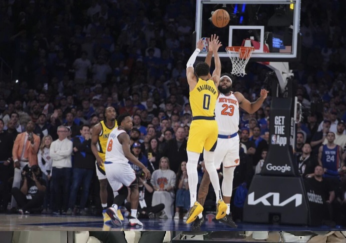 Pacers empatan con tiro de Haliburton y superan 138-135 a Knicks en alargue al abrir final del Este