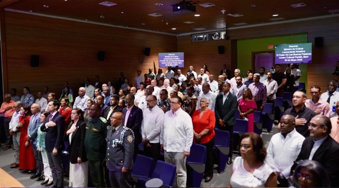 Roberto Ángel presenta “El Poder de las Buenas Palabras en Baní”