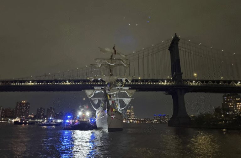 Mueren dos marineros tras choque de buque mexicano con el puente de Brooklyn