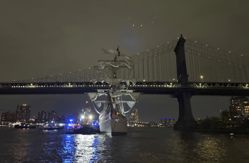 Mueren dos marineros tras choque de buque mexicano con el puente de Brooklyn