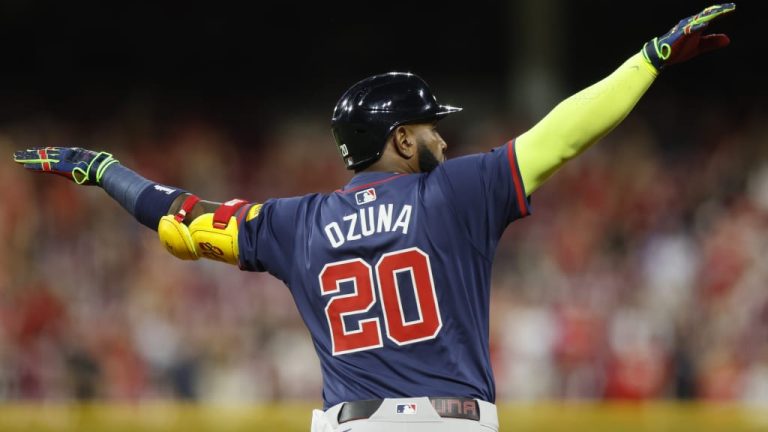 Poder de Ozuna anula grand slam de Devers en triunfo de Bravos