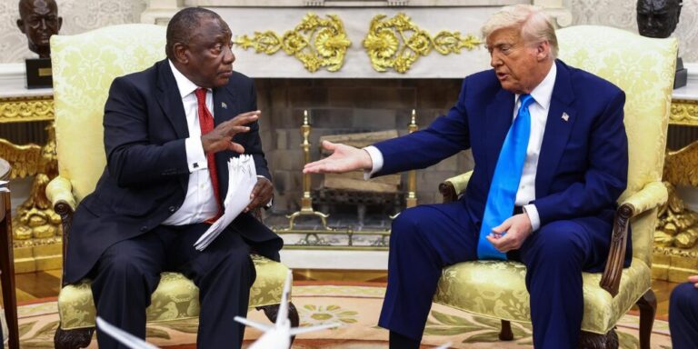 Trump arrincona al presidente sudafricano para denunciar un «genocidio» contra los blancos