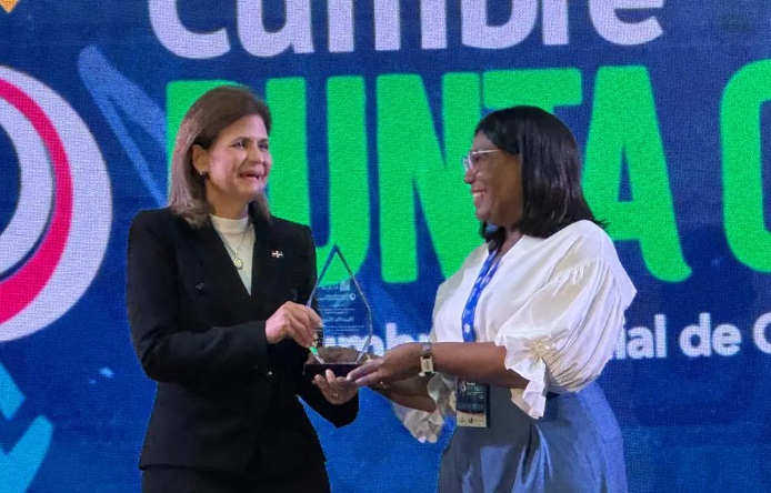 Raquel Peña participa en inauguración de Cumbre Mundial de Comunicación Política; recibe reconocimiento de ALACOP
