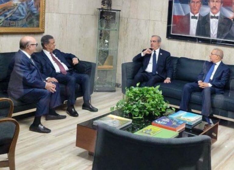 Abinader y los tres expresidentes se reúnen a puertas cerradas para hablar sobre situación de RD con respecto a Haití