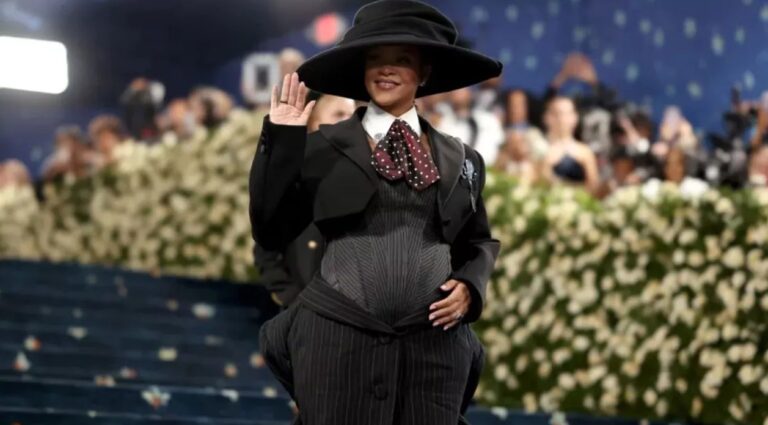 Rihanna revela su tercer embarazo durante la Met Gala