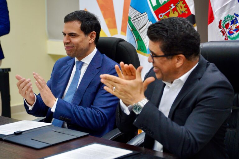 Roberto Ángel Salcedo y Dio Astacio firman acuerdo para abrir Escuela de música de Bellas Artes en Santo Domingo Este