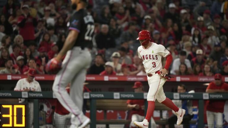 Sandy Alcántara volvió a ser bateado y perder y su efectividad supera los 8