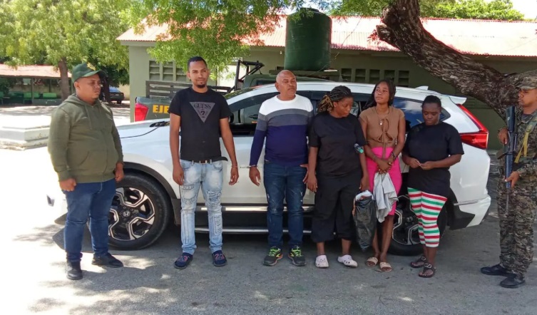 Arrestan a dos hombres ocultaban indocumentados en el baúl de una jeepeta en San Juan