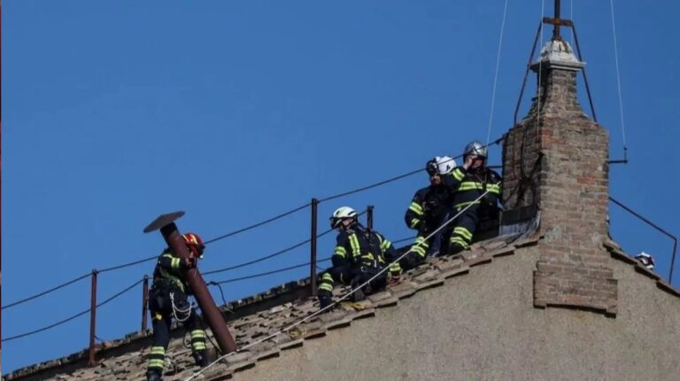 Vaticano inicia la instalación de la chimenea en la Capilla Sixtina para anunciar al nuevo papa
