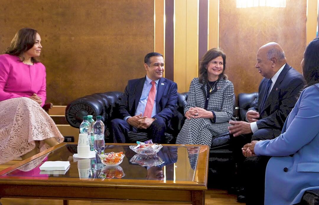 Vicepresidenta Raquel Peña llega a Roma para misa del inicio del pontificado del Papa León XIV