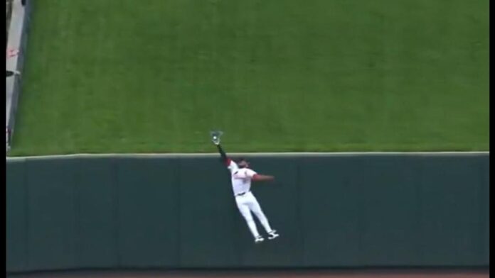 Victor Scott II le roba jonrón a Juan Soto