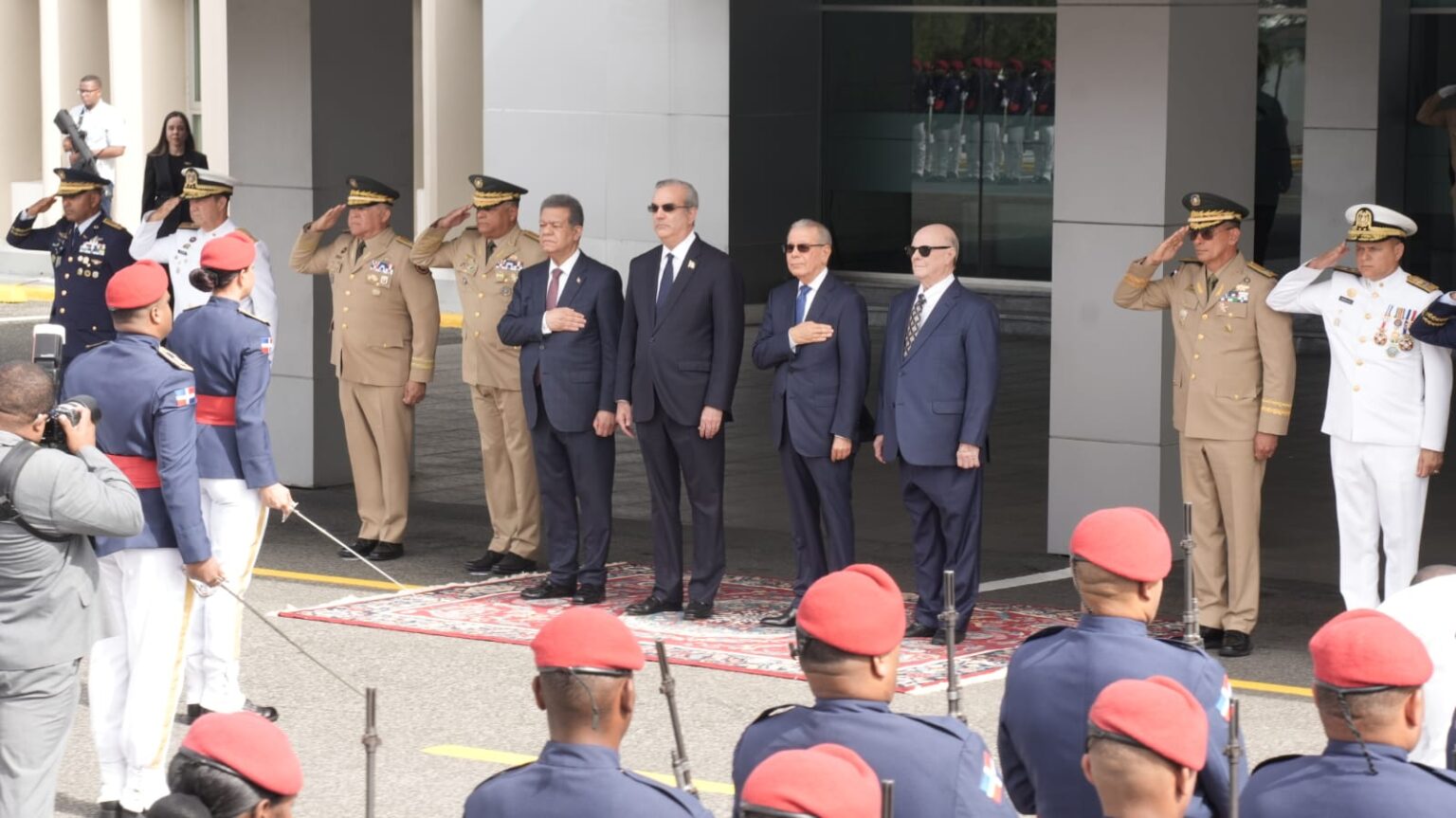 Abinader y los expresidentes acuerdan crear una política nacional sobre Haití