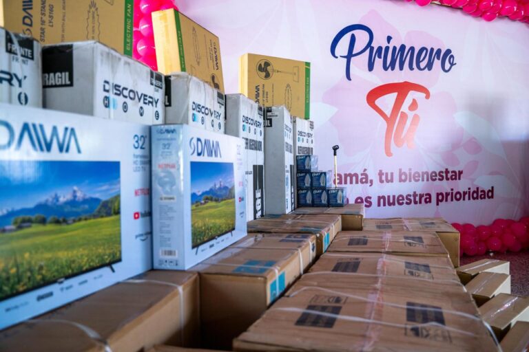 Propeep entrega enseres para el hogar a madres en Nagua