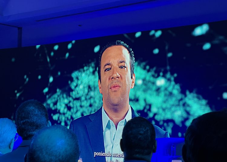 Video- JOCHY GÓMEZ CREA ROBOT PARA COMBATIR LA CORRUPCIÓN