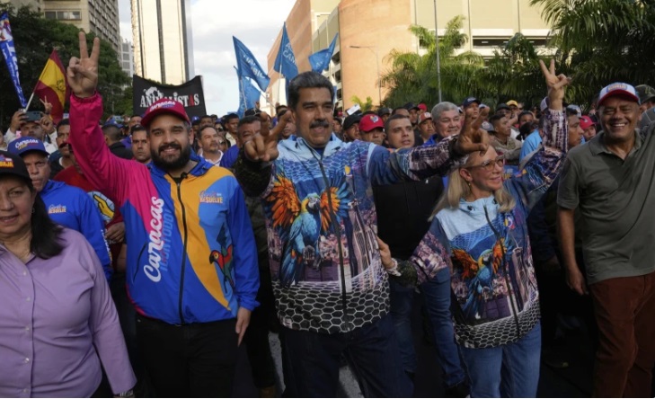 Venezuela realiza elecciones legislativas y de gobernadores sin oposición y Maduro se fortalece