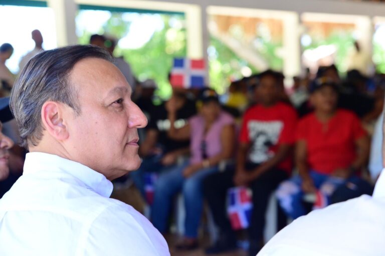 Abel Martínez: “El salario a los dominicanos solo les alcanza para sobrevivir con muchas carencias”