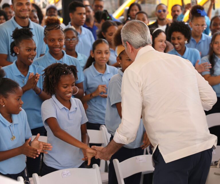 Con la alegría de cientos de niños, presidente Luís Abinader pone en marcha el Sistema Nacional de Transporte Estudiantil (TRAE) en Samaná