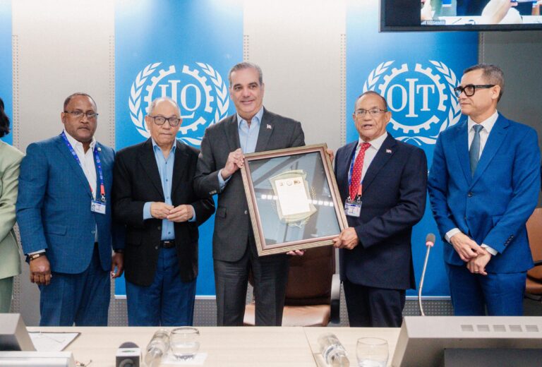 Presidente Abinader recibe reconocimiento en acto de la OIT en Ginebra, Suiza por su respaldo a los derechos, dignidad y bienestar de la clase trabajadora