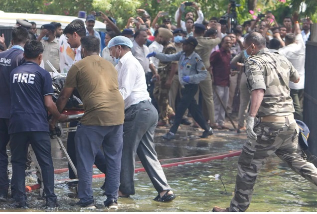 Accidente aéreo en la India: Boeing 787 se estrella con 242 a bordo
