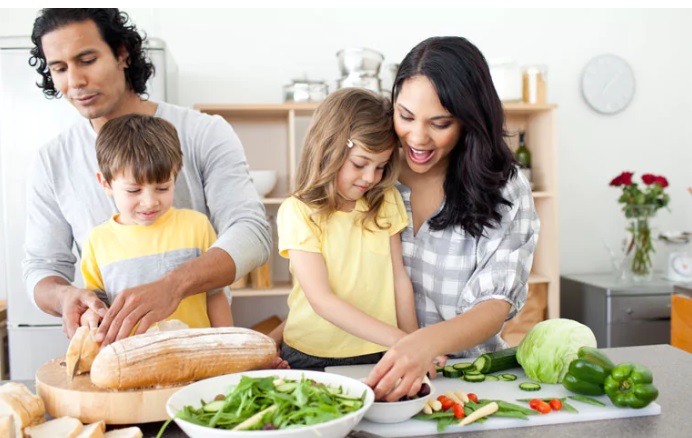 Comer bien también es cosa de niños: fomentar hábitos saludables desde casa, para grandes y pequeños