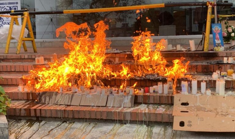 Se incendia altar en honor a Miguel Uribe frente al centro donde se encuentra ingresado en Bogotá
