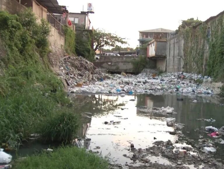 Encuentran cadáver de niña arrastrada por cañada en Santo Domingo Norte