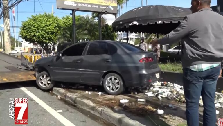Vehículo se estrella sobre altar improvisado en la destruida Discoteca Jet Set