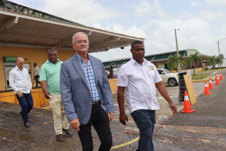 Consejo Nacional del Comercio en Provisiones llama al Gobierno auxiliar lo más pronto a los comerciantes afectados por el incendio en el Merca Santo Domingo