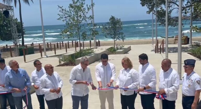 Abinader y Collado inauguran Malecón de Haina: un nuevo espacio de recreación para la comunidad y el turismo