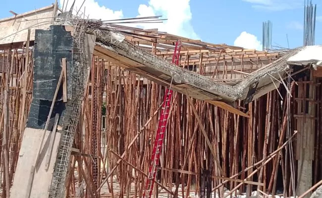 Derrumbe parcial afecta un edificio en construcción en Santiago