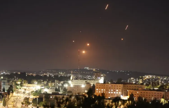 Estados Unidos ayuda a Israel a interceptar misiles lanzados por Irán