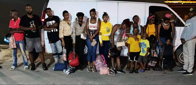 Miembros del Ejército apresan 14 haitianos indocumentados que eran trasladados en una miniván en Valverde
